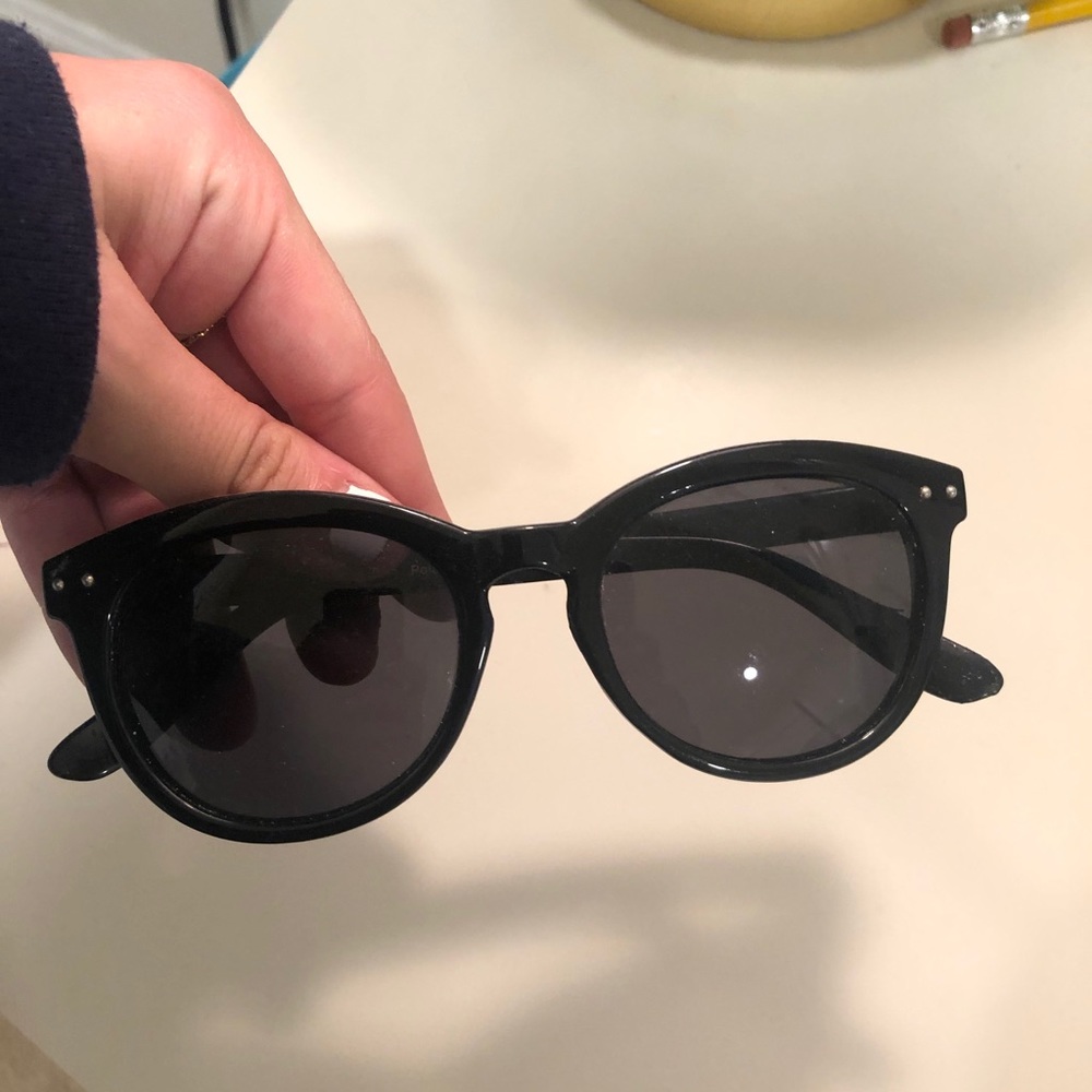 super cute black sunnies